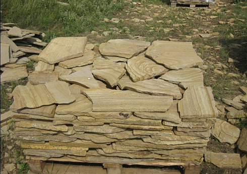 Kamenclub.ru: Песчаник пластушка желтый с разводом под дерево (2 см)  купить в Брянске плитняк желтый с разводами, желтый, рыжий, серый песчаник пластушка рваная ландшафтная 11 000 руб/м3   фото КАМЕНЬ КЛУБ