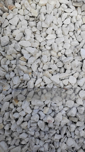 Kamenclub.ru: Мраморная крошка, щебень, цвет-белый, фр. 5-10 мм.  купить в Брянске мрамор белый, айвори, молочный мраморная каменная крошка ландшафтная 12000 руб/т   фото КАМЕНЬ КЛУБ