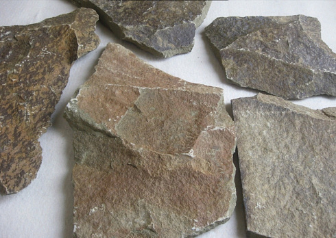 Kamenclub.ru: Песчаник пластушка "фонтанка" серо-зеленая (3,0-5,0 см)  купить в Брянске песчаник серо-зеленая колотые плитки облицовочные пластушки 11400 руб/м3   фото КАМЕНЬ КЛУБ