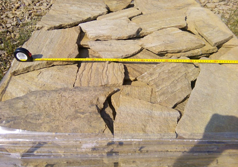 Kamenclub.ru: Песчаник пластушка желтый с разводом под дерево (2 см)  купить в Брянске плитняк желтый с разводами, желтый, рыжий, серый песчаник пластушка рваная ландшафтная 11 000 руб/м3   фото КАМЕНЬ КЛУБ