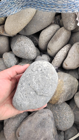 Kamenclub.ru: Галька речная окат (темно-серая) фр. 70-150 мм. купить  в Брянске галька речная темно-серая, синяя, серая речная галька округлая  8000 руб/т   фото КАМЕНЬ КЛУБ