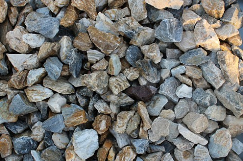 Kamenclub.ru: Мраморная крошка (щебень крошка медовый) фр. 20-40 мм.  купить в Брянске мрамор бежевый рыжий желтый ландшафтная мраморная крошка 12000 руб/т   фото КАМЕНЬ КЛУБ