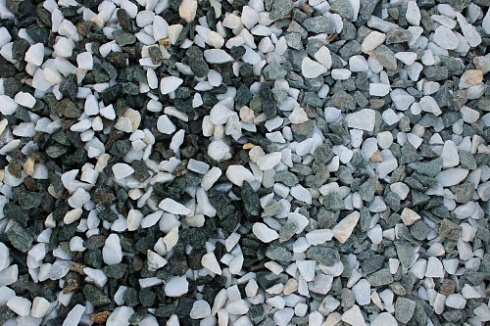 Kamenclub.ru: Мраморная крошка (щебень крошка микс: белый-зеленый) фр. 10-20 мм.  купить в Брянске мрамор белый, зеленый каменная ландшафтная декоративная крошка щебня 9500 руб/т   фото КАМЕНЬ КЛУБ