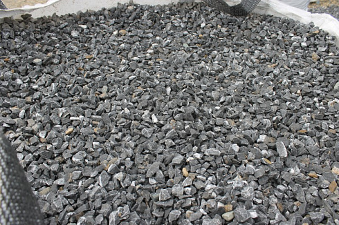 Kamenclub.ru: Щебень крошка черный (мрамор) фр. 40-70 мм.  купить в Брянске мрамор черный с белыми прожилками, черный, белый декоративный щебень 11000 руб/т   фото КАМЕНЬ КЛУБ