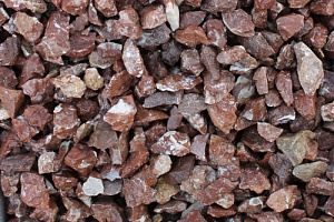 Kamenclub.ru: Мраморная крошка (щебень крошка розовый) фр. 20-40 мм.  купить в Брянске мрамор розовый, красный мраморная крошка декоративная 11000 руб/т   фото КАМЕНЬ КЛУБ