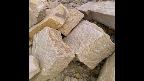 Kamenclub.ru: Песчаник пластушка желтый с рисунком (4-6 см)  купить в Брянске плитняк пластушка желтый с рисунком песчаник 9 000 руб/м3   фото КАМЕНЬ КЛУБ