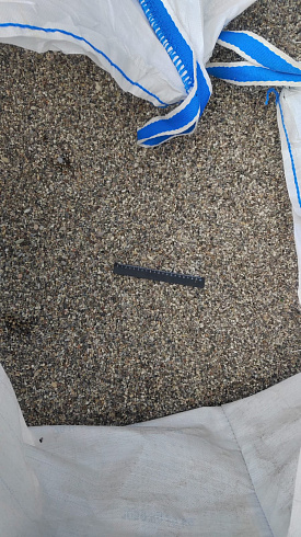 Kamenclub.ru: Галька речная окат (серая) фр.3-5 мм купить  в Брянске галька речная серая бежевый темно-серый окатанный речной камень округлый 9500 руб/т   фото КАМЕНЬ КЛУБ