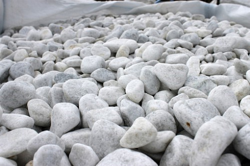 Kamenclub.ru: Мраморная крошка (щебень галтованный белый), фр.20-40 мм.  купить в Брянске мрамор белый бежевый молочный мраморный щебень декоративный 17000 руб/т   фото КАМЕНЬ КЛУБ