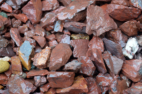 Kamenclub.ru: Щебень крошка красный (ЯШМА) фр. 5-10 мм.  купить в Брянске крошка каменная яшмы красный, бордовый, темно-красный декоративная крошка ландшафтная каменная яшмоидная 8500 руб/т   фото КАМЕНЬ КЛУБ