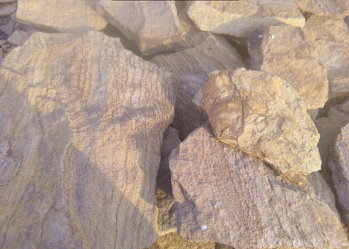 Kamenclub.ru: Песчаник пластушка "фонтанка" желтая (3,0 - 5,0 см)  купить в Брянске песчаник желтая, рыжий, желтый песчаник колотый рваный со сколом облицовочный 16200 руб/м3   фото КАМЕНЬ КЛУБ