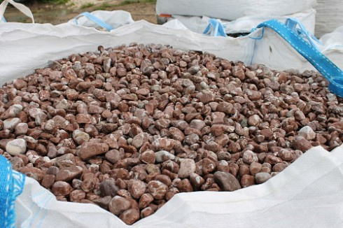 Kamenclub.ru: Мраморная крошка (щебень галтованный розовый) фр.10-20 мм.  купить в Брянске мрамор розовый, красный ландшафтный декоративный окатанный округлый щебень 15000 руб/т   фото КАМЕНЬ КЛУБ