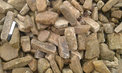 Kamenclub.ru: Песчаник для строительства и кладки блочный (фр 100-200 мм)  купить в Брянске песчаник бежевый серый рыжий валун мелкий для строительства песчаник 6500 руб/т   фото КАМЕНЬ КЛУБ