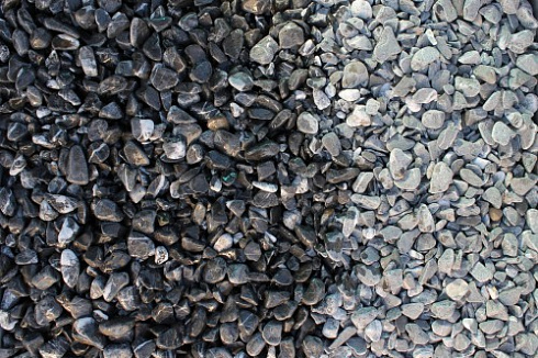 Kamenclub.ru: Щебень галтованный черный (мрамор) фр.10-20 мм.  купить в Брянске мрамор черный с белыми прожилками, черный, белый окатанный округлый ландшафтный декоративный щебень 15000 руб/т   фото КАМЕНЬ КЛУБ