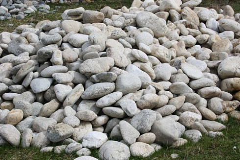 Kamenclub.ru: Бело-серый валунчик фр.100-300 мм.  купить в Брянске крупный камень для ландшафта серый, белый бело-серый валун крупная галька 4500 руб/т   фото КАМЕНЬ КЛУБ