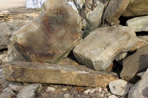 Kamenclub.ru: Песчаник плиты - плахи - пошаговые дорожки (фр. 70-150 мм)  купить в Брянске песчаник серый бежевый желтый зеленый колотый песчаник строительный 6500 руб/т   фото КАМЕНЬ КЛУБ