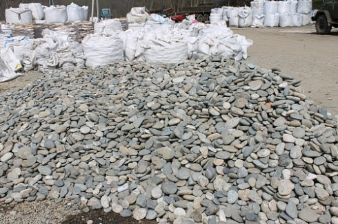 Kamenclub.ru: Галька речная плоская (ассорти) фр. 70-150 мм. купить  в Брянске галька галечник серый белый темно-серый синий светло-серый плоская природная галька  9000 руб/т   фото КАМЕНЬ КЛУБ