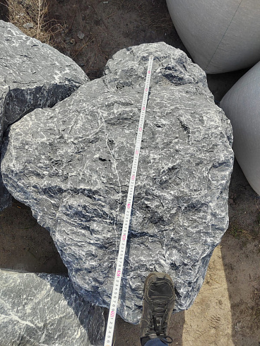 Kamenclub.ru: Черный мрамор скальник фр. 1000-1500 мм.  купить в Брянске мрамор черный белый серый крупный колотый валун ландшафтный 9000 руб/т   фото КАМЕНЬ КЛУБ