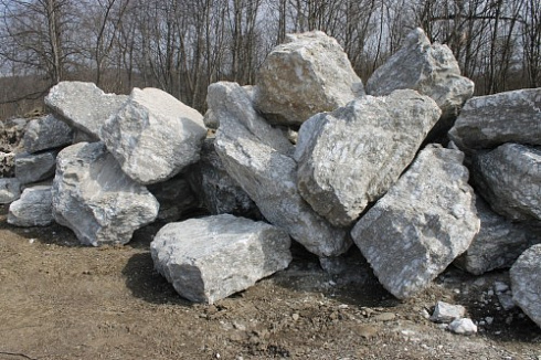 Kamenclub.ru: Мраморизированный известняк фр.500-1500 мм.  купить в Брянске    10000 руб/т   фото КАМЕНЬ КЛУБ