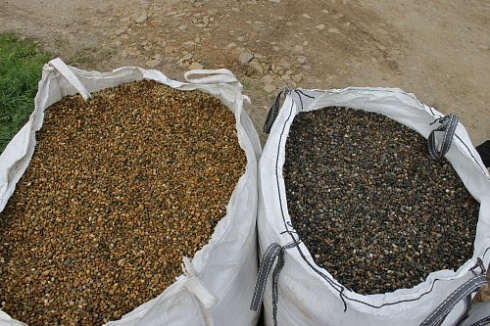 Kamenclub.ru: Галька окат (серо-желтая) фр.10-20 мм. купить  в Брянске галька серо-желтая, рыжая, серый речная окатанная округлая галька 5000 руб/т   фото КАМЕНЬ КЛУБ