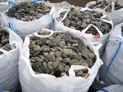 Kamenclub.ru: Галька речная плоская (ассорти) фр. 100-200-300 мм. купить  в Брянске галька плоская разноцветная серый белый темно-серый синий речная галька ландшафтная 8000 руб/т   фото КАМЕНЬ КЛУБ