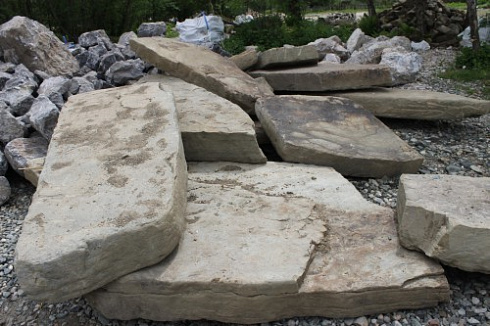 Kamenclub.ru: Песчаник плиты - плахи - пошаговые дорожки (фр. 70-150 мм)  купить в Брянске песчаник серый бежевый желтый зеленый колотый песчаник строительный 6500 руб/т   фото КАМЕНЬ КЛУБ