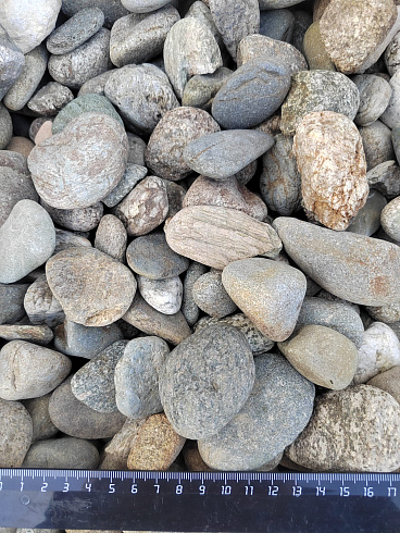 Kamenclub.ru: Галька речная окат (пестрая) фр. 20-40 мм. купить  в Брянске галька речная пестрая, серая, серые оттенки галька речная окатанная округлая 5000 руб/т   фото КАМЕНЬ КЛУБ
