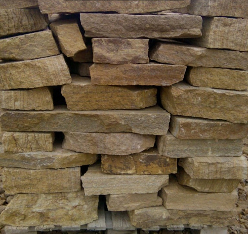 Kamenclub.ru: Песчаник пластушка желтый с рисунком (7-15 см)  купить в Брянске плитняк - пластушка - бут желтый песчаник 10200 руб/м3   фото КАМЕНЬ КЛУБ