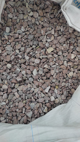 Kamenclub.ru: Мраморная крошка (щебень галтованный розовый) фр.20-40 мм.  купить в Брянске мрамор розовый, красный оголтованный округлый щебень  15000 руб/т   фото КАМЕНЬ КЛУБ