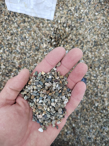 Kamenclub.ru: Галька речная окат (серая) фр.3-5 мм купить  в Брянске галька речная серая бежевый темно-серый окатанный речной камень округлый 9500 руб/т   фото КАМЕНЬ КЛУБ