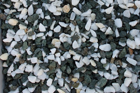 Kamenclub.ru: Мраморная крошка (щебень крошка микс: белый-зеленый-розовый) фр. 3-5 мм.  купить в Брянске мрамор белый, зеленый, розовый мраморная декоративная крошка каменная 12000 руб/т   фото КАМЕНЬ КЛУБ