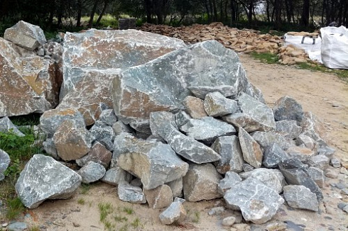 Kamenclub.ru: Гранит скальник (серо-зеленый) фр. 500-1500 мм.  купить в Брянске гранит мрамор  серый зеленый темно-серый глыба скальная колотая ландшафтная 7 500 руб/т   фото КАМЕНЬ КЛУБ