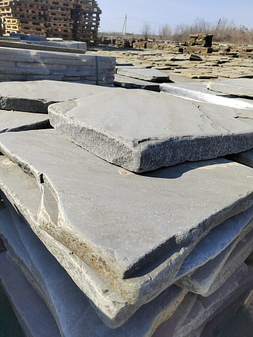 Kamenclub.ru: Песчаник пластушка светло-серый (4,0 - 6,0 см)  купить в Брянске плитняк - пластушка светло-серый песчаник 12600 руб/м3   фото КАМЕНЬ КЛУБ