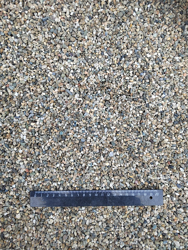Kamenclub.ru: Галька речная окат (серая) фр.3-5 мм купить  в Брянске галька речная серая бежевый темно-серый окатанный речной камень округлый 9500 руб/т   фото КАМЕНЬ КЛУБ