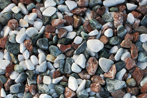 Kamenclub.ru: Мраморная крошка (щебень галтованный микс:белый-черный-розовый) фр.40-70 мм.  купить в Брянске мрамор белый, черный розовый декоративный щебень галтованный 15500 руб/т   фото КАМЕНЬ КЛУБ