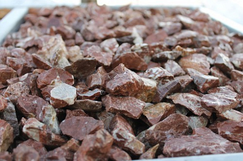 Kamenclub.ru: Мраморная крошка (щебень крошка розовый) фр. 20-40 мм.  купить в Брянске мрамор розовый, красный мраморная крошка декоративная 11000 руб/т   фото КАМЕНЬ КЛУБ