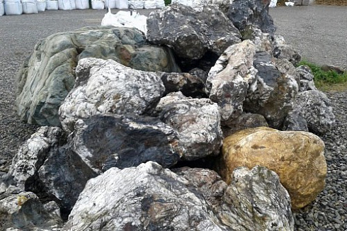 Kamenclub.ru: Черный гранит - кварцит фр. 500-1000 мм.  купить в Брянске гранит кварцит черный серый белый скальный колотый валун 9750 руб/т   фото КАМЕНЬ КЛУБ