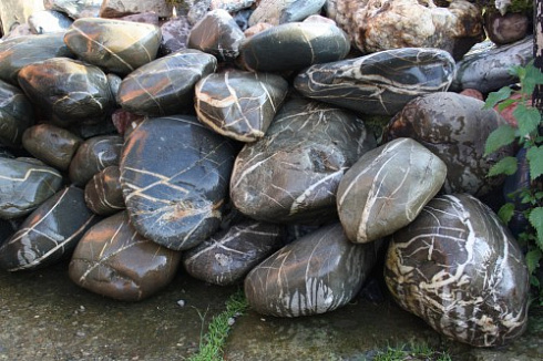 Kamenclub.ru: Валунчик Паутинник фр.100-300 мм  купить в Брянске крупный природный камень галечник темно-серый с прожилками белый черный речной валунчик 5000 руб/т   фото КАМЕНЬ КЛУБ