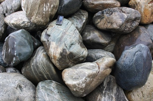 Kamenclub.ru: Речной валун Кабанчик фр.300-500 мм.  купить в Брянске крупный природный камень галька серый, темно-серый речной валун галечник масштабный 7000 руб/т   фото КАМЕНЬ КЛУБ