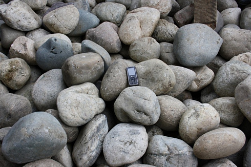 Kamenclub.ru: Темно-серый валунчик фр.100-300 мм.  купить в Брянске крупный природный камень серый, темно-серый, светло-серый речная галька большого размера окатанная 4500 руб/т   фото КАМЕНЬ КЛУБ