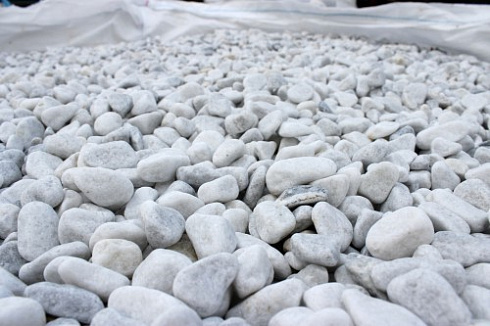 Kamenclub.ru: Мраморная крошка (щебень галтованный белый) фр.10-20 мм.  купить в Брянске мрамор белый, молочный, айвори окатанный округлый декоративный ландшафтный щебень 17000 руб/т   фото КАМЕНЬ КЛУБ