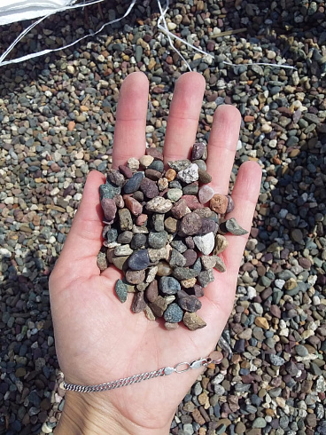 Kamenclub.ru: Галька речная окат цветная фр.5-10 мм. купить  в Брянске галька речная белый, серый, красноватый, синий, темно-серый речная окатанная галька декоративная 6800 руб/т   фото КАМЕНЬ КЛУБ