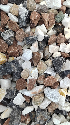 Kamenclub.ru: Мраморная крошка (щебень крошка микс : белый-черный-розовый) фр. 20-40 мм.  купить в Брянске мрамор белый, черный, розовый декоративная ландшафтная крошка 12000 руб/т   фото КАМЕНЬ КЛУБ