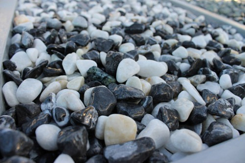 Kamenclub.ru: Мраморная крошка (щебень галтованный микс:белый-черный) фр.10-20 мм.  купить в Брянске мрамор белый, черный окатанные округлые декоративные ландшафтные камни щебня 15500 руб/т   фото КАМЕНЬ КЛУБ