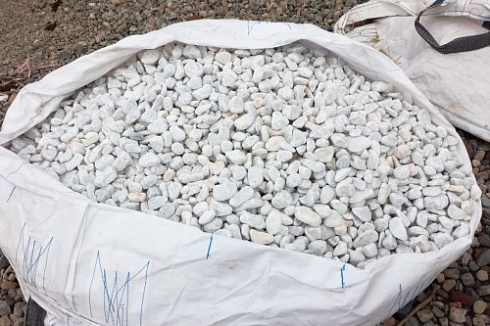 Kamenclub.ru: Мраморная крошка (щебень галтованный белый), фр.20-40 мм.  купить в Брянске мрамор белый бежевый молочный мраморный щебень декоративный 17000 руб/т   фото КАМЕНЬ КЛУБ