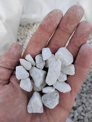 Kamenclub.ru: Мраморная крошка, щебень, цвет-белый, фр. 10-20 мм.  купить в Брянске мрамор белый, молочный айвори каменная ландшафтная декоративная крошка шебня 12000 руб/т   фото КАМЕНЬ КЛУБ