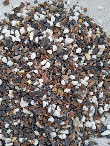 Kamenclub.ru: Мраморная крошка (щебень крошка микс : белый-черный-розовый) фр. 3-5 мм.  купить в Брянске мрамор белый, черный, розовый, разноцветный мраморная каменная крошка декорвтивная 12000 руб/т   фото КАМЕНЬ КЛУБ