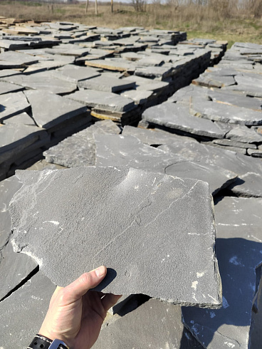 Kamenclub.ru: Песчаник пластушка светло-серый (2,0 см)  купить в Брянске плитняк- ластушка светло-серый, серый рваный ландшафтный плитняк колотый 13800 руб/м3   фото КАМЕНЬ КЛУБ