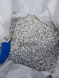 Kamenclub.ru: Мраморная крошка, щебень, цвет-белый, фр. 10-20 мм.  купить в Брянске мрамор белый, молочный айвори каменная ландшафтная декоративная крошка шебня 12000 руб/т   фото КАМЕНЬ КЛУБ