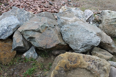 Kamenclub.ru: Змеевик скальник фр. 500-1500 мм.  купить в Брянске змеевик зеленый серый черный глыба скальная колотая 7500 руб/т   фото КАМЕНЬ КЛУБ