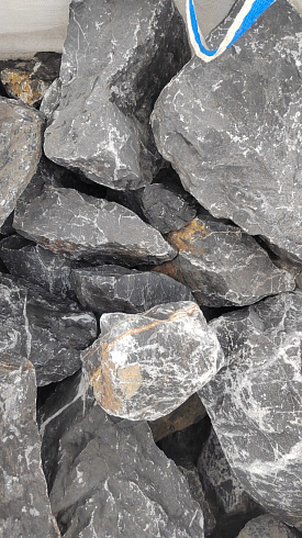 Kamenclub.ru: Черный мрамор скальник фр. 100-500 мм.  купить в Брянске мрамор черный белый серый крупный колотый валун ландшафтный 8500 руб/т   фото КАМЕНЬ КЛУБ